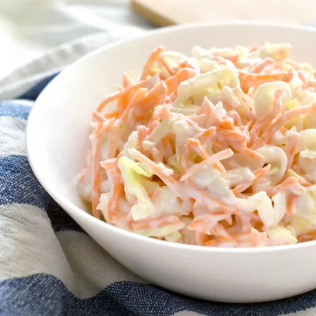 Cum faci acasă salată coleslaw! Rețeta de salată de varză cu dressing cremos, care taie instant pofta de dulce