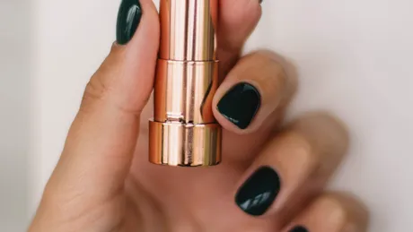 Rujul: cum îl facem să reziste mai mult timp pe buze