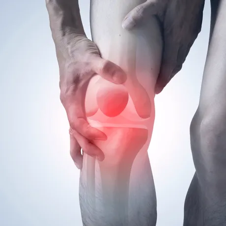 Obiceiuri care îți slăbesc oasele fără să-ți dai seama. Cum le poți proteja