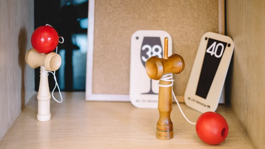 Kendama, jocul japonez care îi face pe copii să uite de gadgeturi. Cât de benefic este, de fapt, pentru cei mici