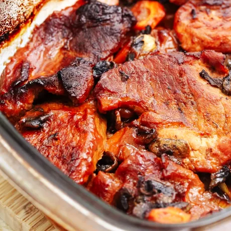 Ceafa de porc la cuptor care se topește în gură. Ingredientele simple care îi dau un gust incredibil