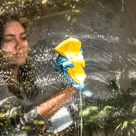 Trucul banal din bucătărie care face geamurile să strălucească mai bine decât orice detergent!