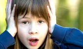 Copilul tău își acoperă urechile la orice zgomot? Sensibilitatea auditivă poate fi cauzată de neintegrarea reflexului Moro