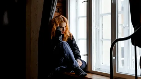 Sindromul impostorului în relația de cuplu: 5 semne că te confrunți cu el fără să realizezi