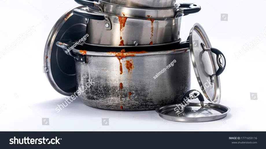 Cum cureți grăsimea întărită de pe oale și cratițe fără apă caldă. Soluții simple care chiar funcționează