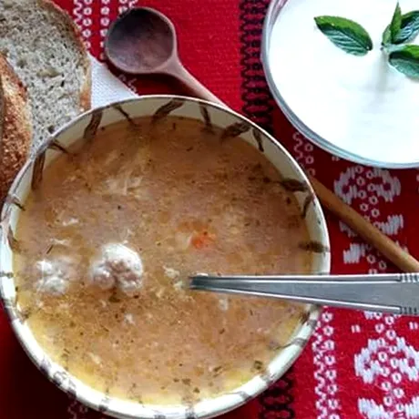 Care ciorbă trebuie mâncată cu pâine și care „goală”? Ce spun nutriționiștii români
