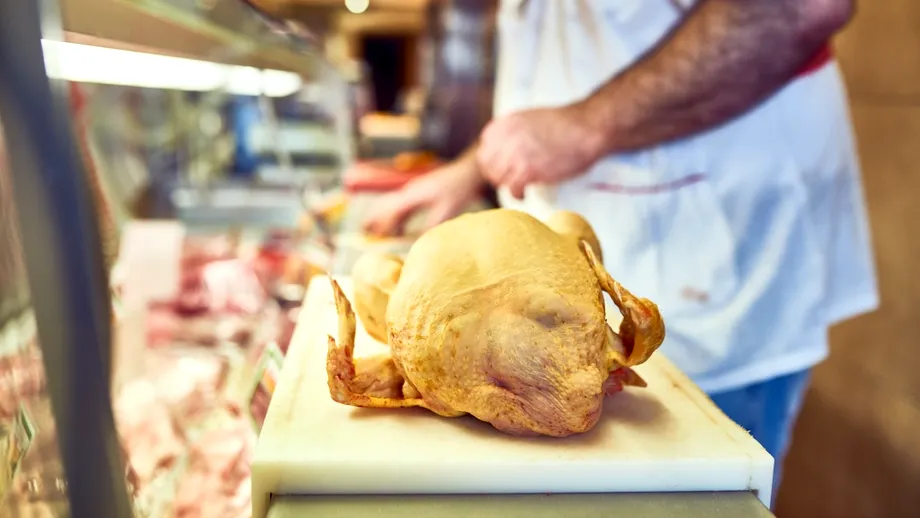 Alertă alimentară în România. Peste 500 de kilograme de carne de pui contaminată cu Salmonella și hering cu paraziți, retrase de la vânzare