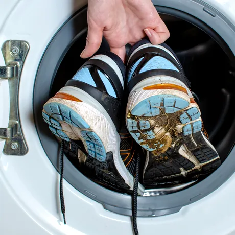 Încălțămintea, mai murdară decât vasul de toaletă. Motivul pentru care trebuie curățată mai des