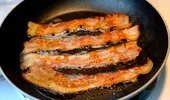 Nu arunca grăsimea după ce ai gătit bacon! Ce poți să faci cu „aurul lichid”
