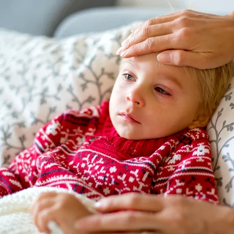 Cele patru simptome pe care părinții nu ar trebui să le ignore în cazul unei viroze