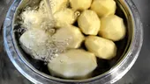 Trucul cu apă rece pentru cartofi la cuptor delicioși. Așa ies crocanți și rumeni la exterior, pufoși la interior