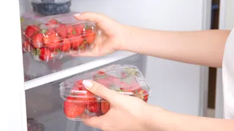 În ce recipient rămân căpșunile proaspete mai mult timp primăvara. Rezistă și 10 zile