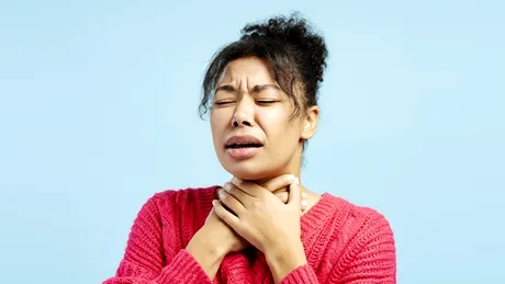 Cum scăpăm de durerile de gât provocate de băuturile reci. Trucul simplu pe care îl ai deja în bucătărie