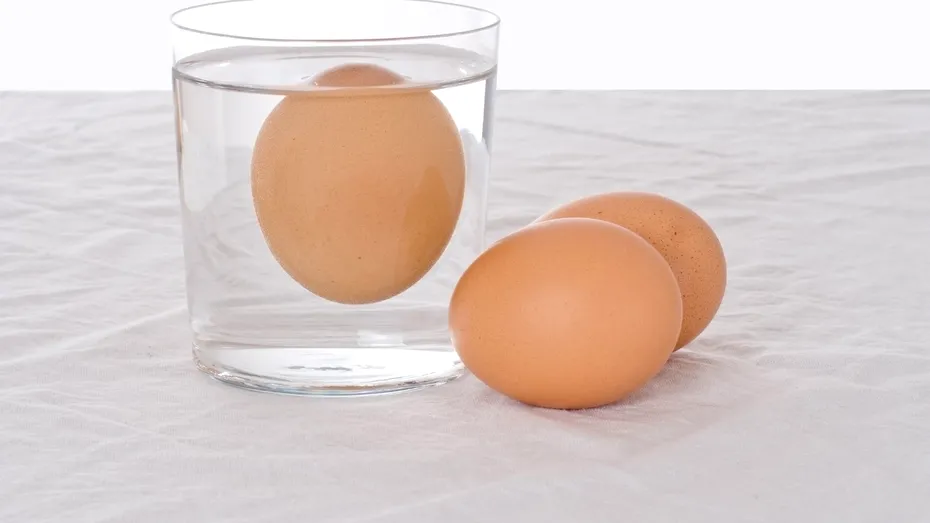 3 metode prin care îți dai seama că ouăle sunt stricate sau vechi, fără să le spargi