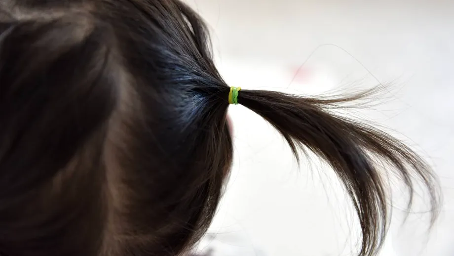 5 uleiuri pe care le poți combina cu ulei de ricin pentru a susține creșterea părului copiilor vara