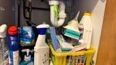 Ce nu ar trebui depozitat sub chiuvetă. Greșelile care îți pot deteriora produsele și pot crea probleme în locuință