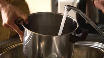 Ecuația ciorbei. Câți litri de apă trebuie să pui, de fapt, la 1 kg de carne