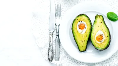 Avocado sau ou: care e mai sănătos? Comparația nutrițională dintre cele două