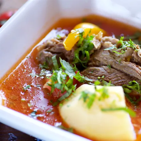 Este sănătos borșul de miel? Beneficii, riscuri și cum să îl consumi corect