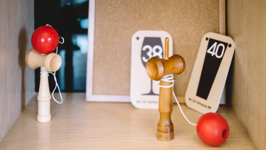 Kendama, jocul japonez care îi face pe copii să uite de gadgeturi. Cât de benefic este, de fapt, pentru cei mici