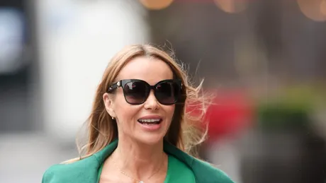 Prezentatoarea Amanda Holden, fără sutien în repetate rânduri. Nu pare să știe ce e acela