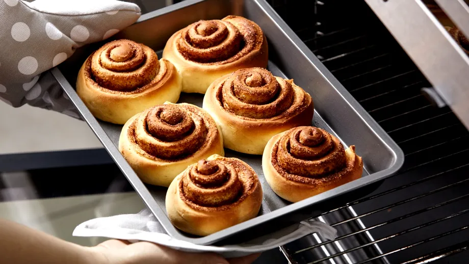 Tavă metalică sau din sticlă? Care coace mai bine și de ce contează materialul