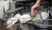 Paharele ies mate din mașina de spălat vase? Trucul simplu care le redă strălucirea