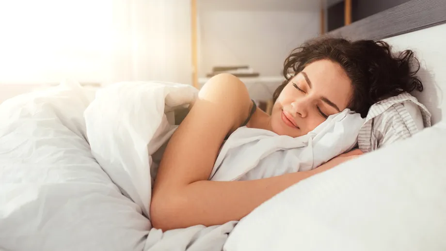 Cum să creezi o rutină de somn pentru a te relaxa și a dormi bine