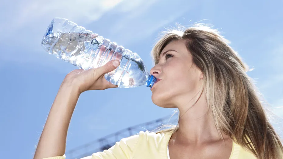 De ce apa din sticla de plastic devine periculoasă pe caniculă?