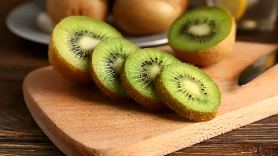 Două kiwi pe zi: „trucul” simplu pentru digestie mai bună și aport crescut de fibre