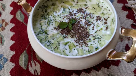 Nu știi ce să mai mănânci să nu te îngrași? Fă supa rece de castraveți a nemților! Perfectă pentru vară!