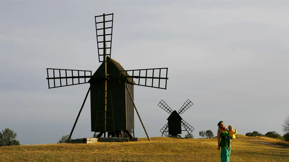 Suedia: vacanţă în insula Öland - soare, nisip fin, delicatese şi mori de vânt