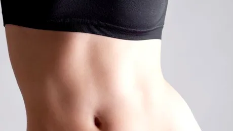 7 trucuri pentru a obţine un abdomen plat fără dietă şi sport