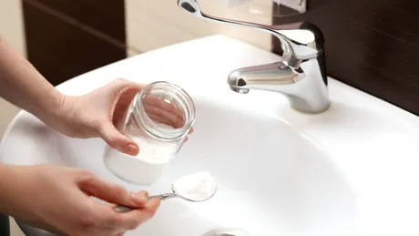 Soluția naturală care curăță, dezinfectează și redă strălucirea suprafețelor din baia ta