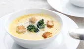 Supă cremă de broccoli cu cheddar şi iaurt grecesc