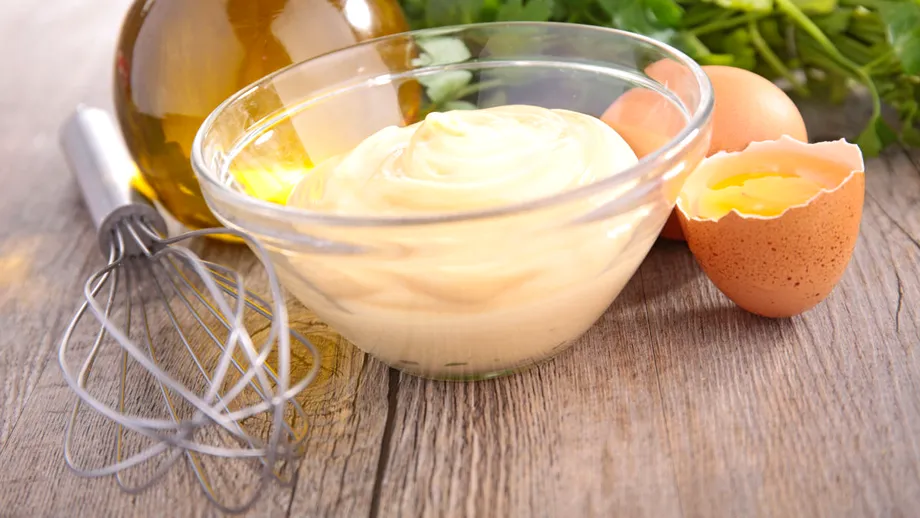 Cum prepari maioneză de casă cu ouă fierte și crude. E delicioasă și nu ai nevoie de mult ulei!