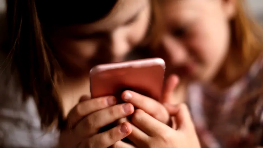 Vacanța de vară, oportunitate de reconectare și echilibru digital în familie. 70% dintre copiii în vârstă de 10 ani dețin un smartphone