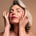 Retinol, vitamina C, acid azelaic: cum alegem ingredientele active potrivite pentru ten. Dr. Ioana Bădîrcea explică greșelile frecvente în îngrijirea pielii