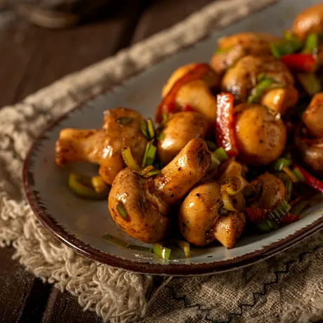 Secretul celei mai bune salate de ciuperci: sosul care face diferența