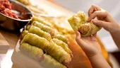 Cum împăturești sarmalele ca să nu se desfacă când le fierbi. Tehnica simplă pe care trebuie să o știi!