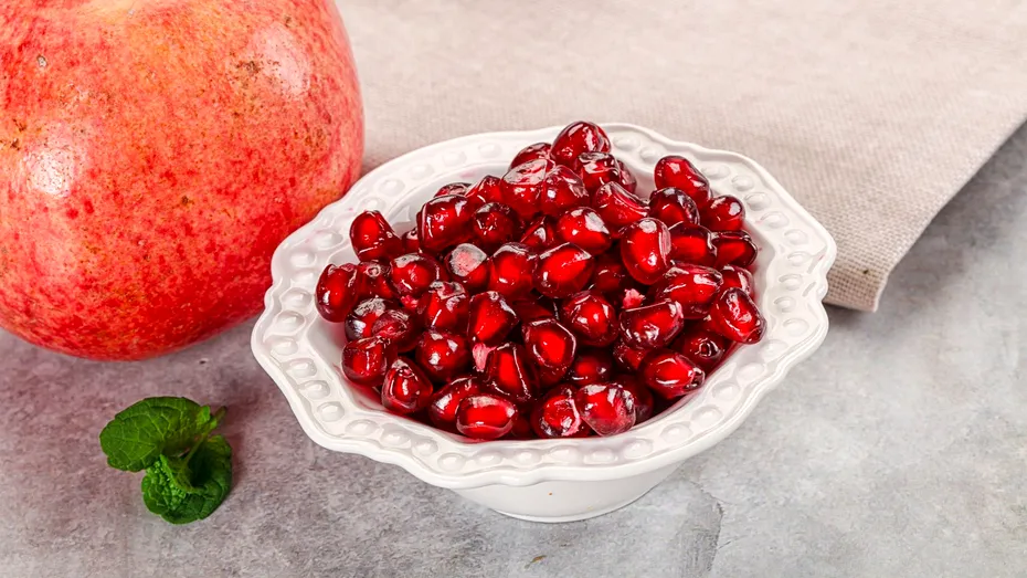 Cine sunt persoanele care nu trebuie să mănânce niciodată rodie. E nocivă pentru anumite categorii