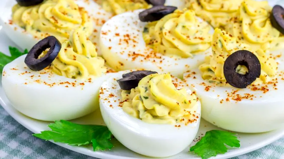 Ouă umplute cu maioneză de casă - perfecte pentru masa de Revelion