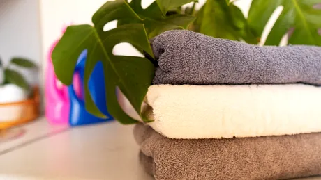Cum salvezi prosoapele decolorate. Ce ingrediente pătează cel mai rău