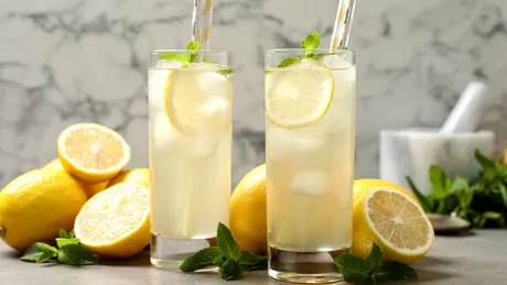 Așa se prepară cea mai bună limonadă cu mentă. Băutura răcoritoare perfectă pentru zilele toride