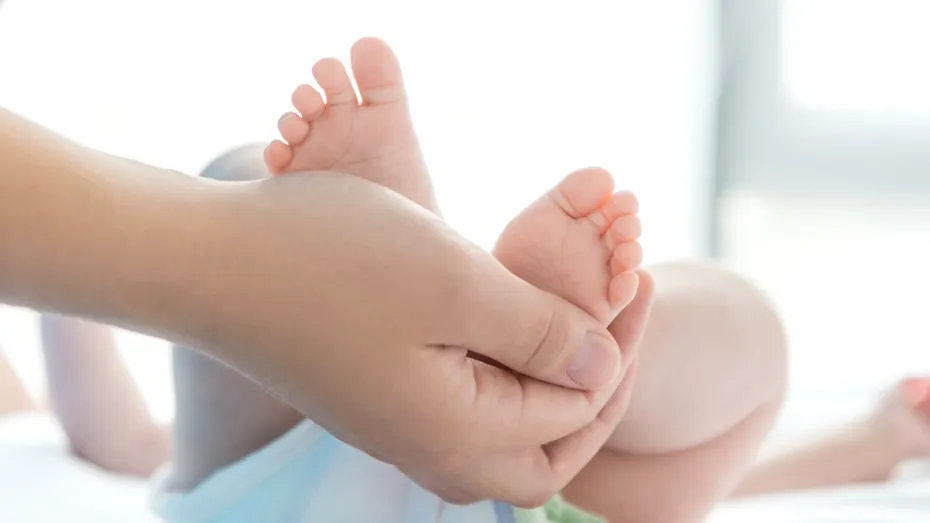 Tot mai mulți bebeluși se nasc cu platfus. Avertismentul fiziokinetoterapeuților: „Poate duce la probleme de coloană și bazin,