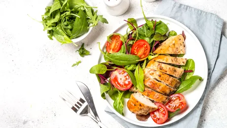 Cât timp trebuie să stea pieptul de pui la cuptor? Nu devine tare și se topește în gură