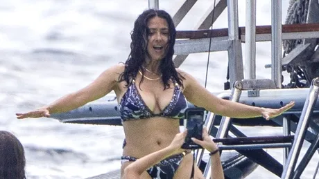 Salma Hayek, cu burtică și celulită la plajă. Cum a fost surprinsă actrița de 56 de ani