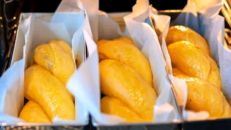 Cum să faci cozonac pufos cu 10 gălbenușuri după rețeta Ginei Bradea. Trucul pentru un aluat care rămâne fraged zile întregi