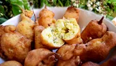 Gogoși cu flori de salcâm. Ingredientul care îi dă un gust aparte