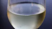 Ce se întâmplă în corpul tău când bei vin alb